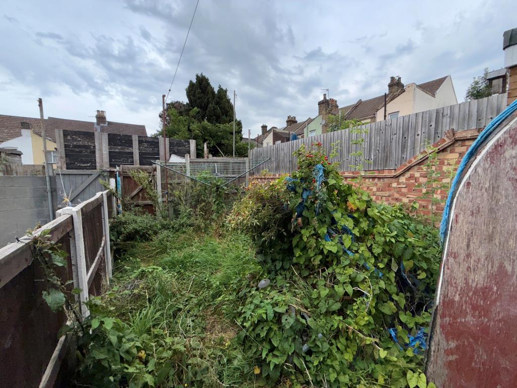 Lot: 164 - MID-TERRACE HOUSE FOR IMPROVEMENT - Garden to rear